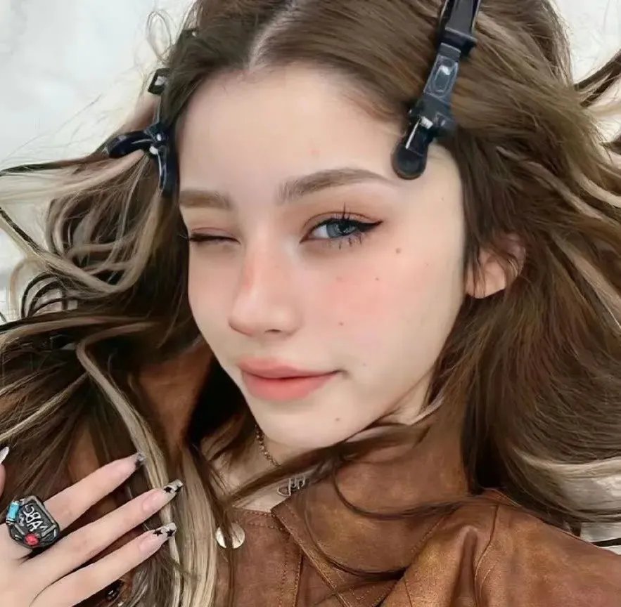 戴脚镣的女孩